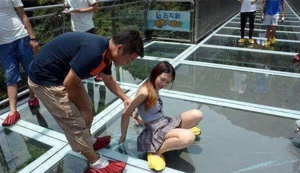 玻璃桥变成"走光桥",穿短裙的姑娘经常遇到"尴尬"事
