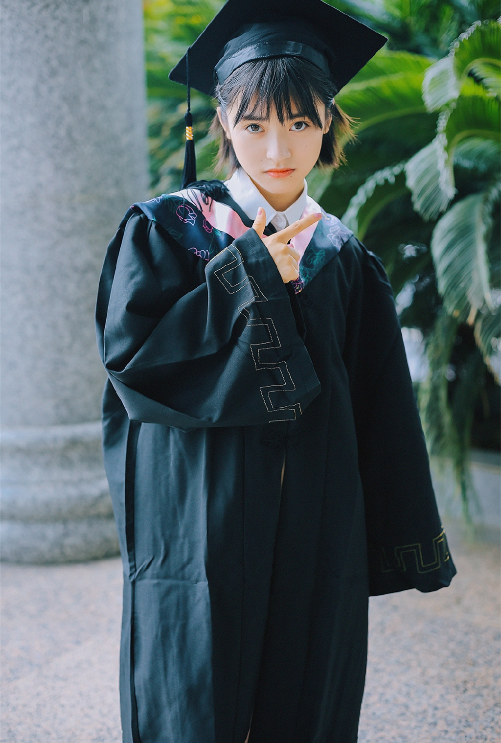 沈月晒学士服美照,原来毕业照妆容要这么化才抢镜!