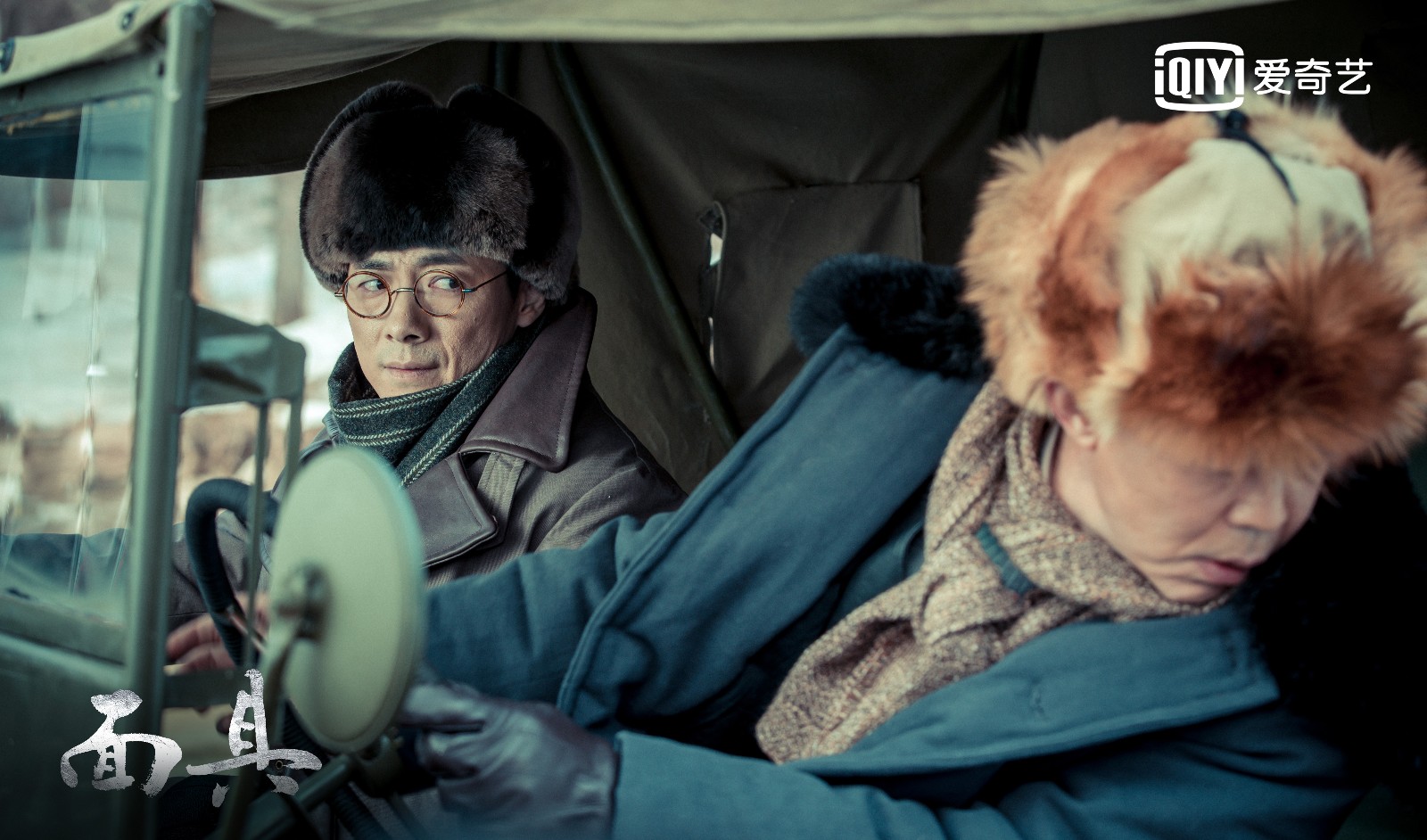 在前期,李春秋是鼠,丁战国是猫;但随着剧情的抽丝剥茧,每个人物在面具