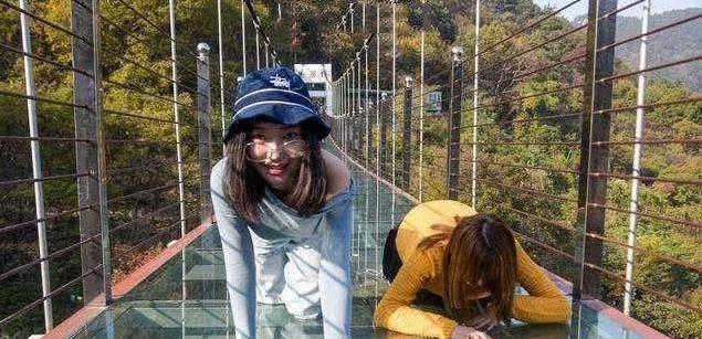 玻璃桥变成"走光桥",穿短裙的姑娘经常遇到"尴尬"事