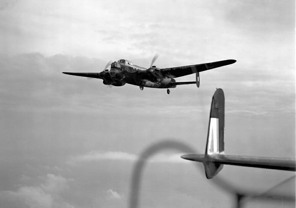 参加作战的英国曼彻斯特轰炸机少见的双发战略轰炸机