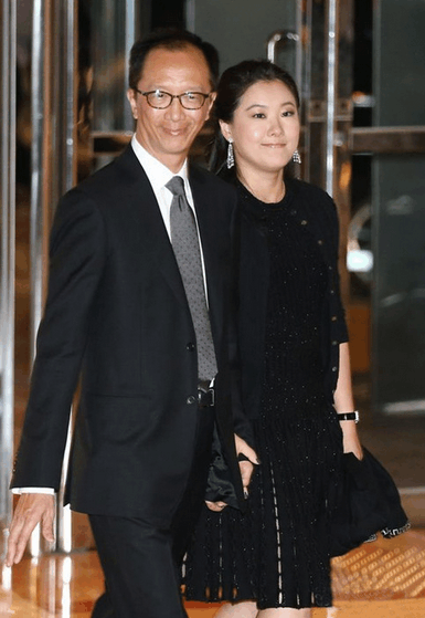 跳水皇后伏明霞出游近照: 大26岁的老公是首富, 身材发福无人识