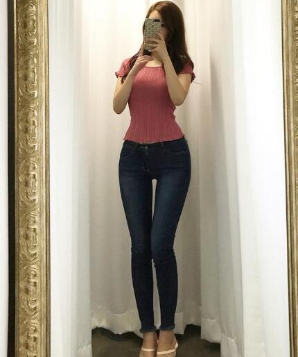 身材好的漂亮美女,穿着紧身牛仔裤真的很有女人味