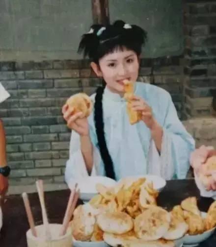 总决赛! 谢娜穿蓝色百褶裙仙味十足, 她才不是