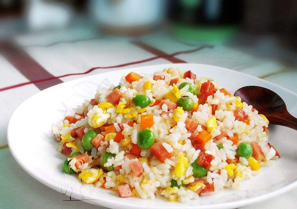 课程简介   炒饭是具有中国特色的一种食物,一般分为多种品类,例如