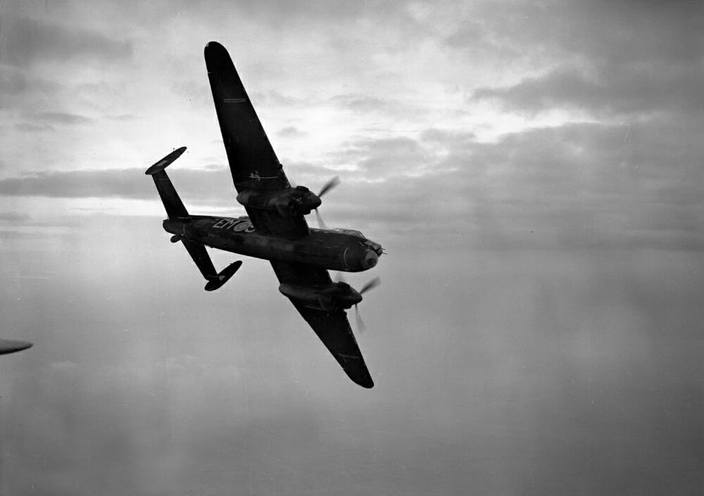 参加作战的英国曼彻斯特轰炸机少见的双发战略轰炸机