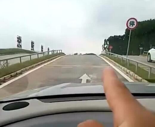 科目二考试,坡道起步边上的点看不准,怎么办?教你领线30公分!