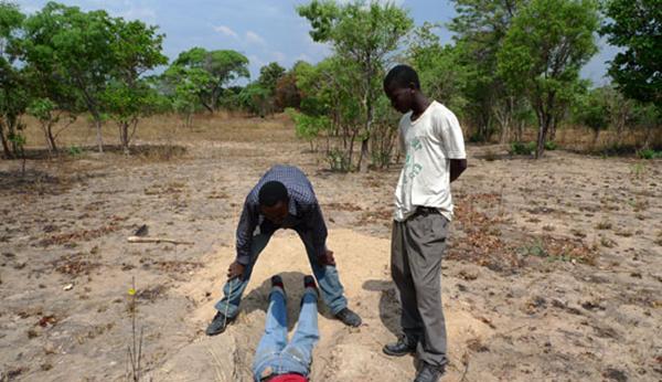 非洲男子总是将身体钻进深洞,游客们就疑惑了?没想到地下有宝贝
