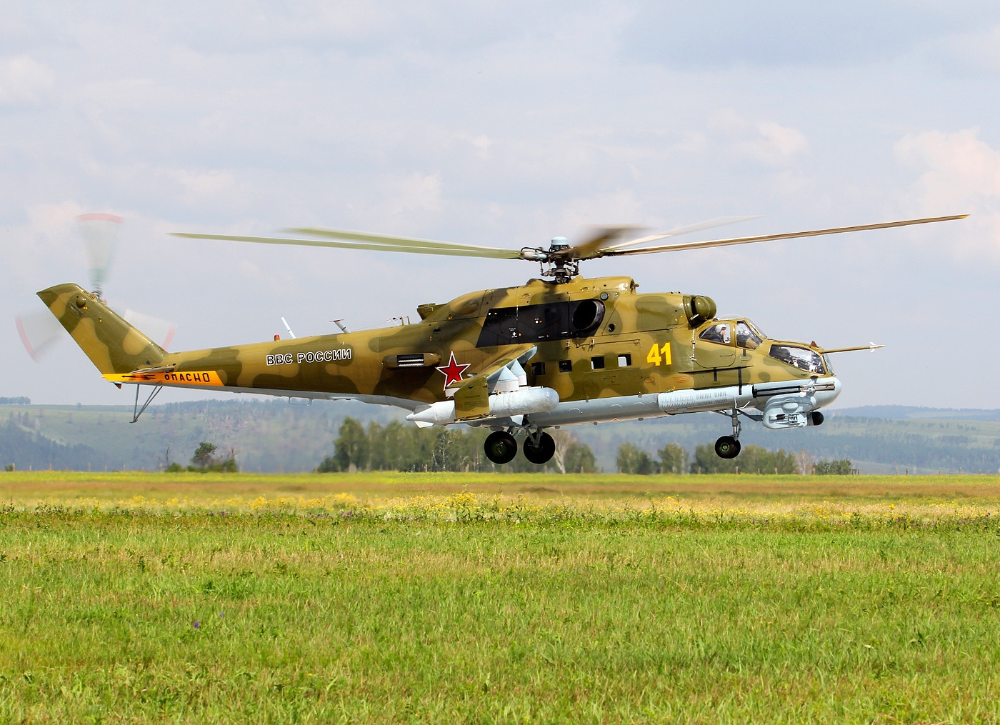 苏联俄罗斯武装直升机的先驱者米24型雌鹿武装直升机