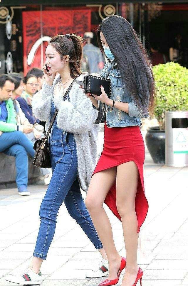 路人街拍戴口罩穿红色高开叉裙的黄花大闺女这大长腿太吸睛了