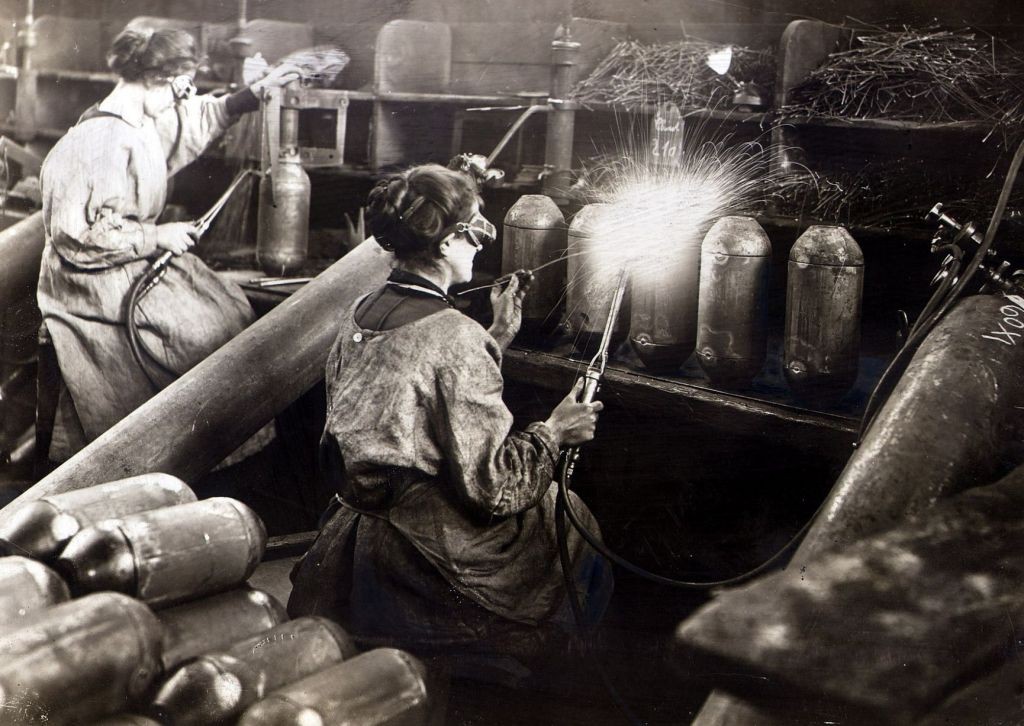 1916年3月,弹药厂的女工正在制作弹药.