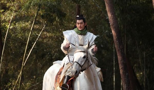 罗成是燕王罗艺的儿子,秦琼的表弟,精通枪法,因皮肤白皙面容俊俏但却