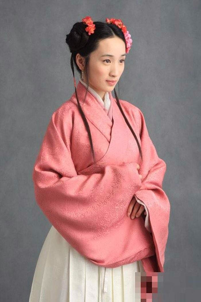 袭人眼中只有宝玉一人,最终还是有缘无分,嫁给优伶蒋玉函