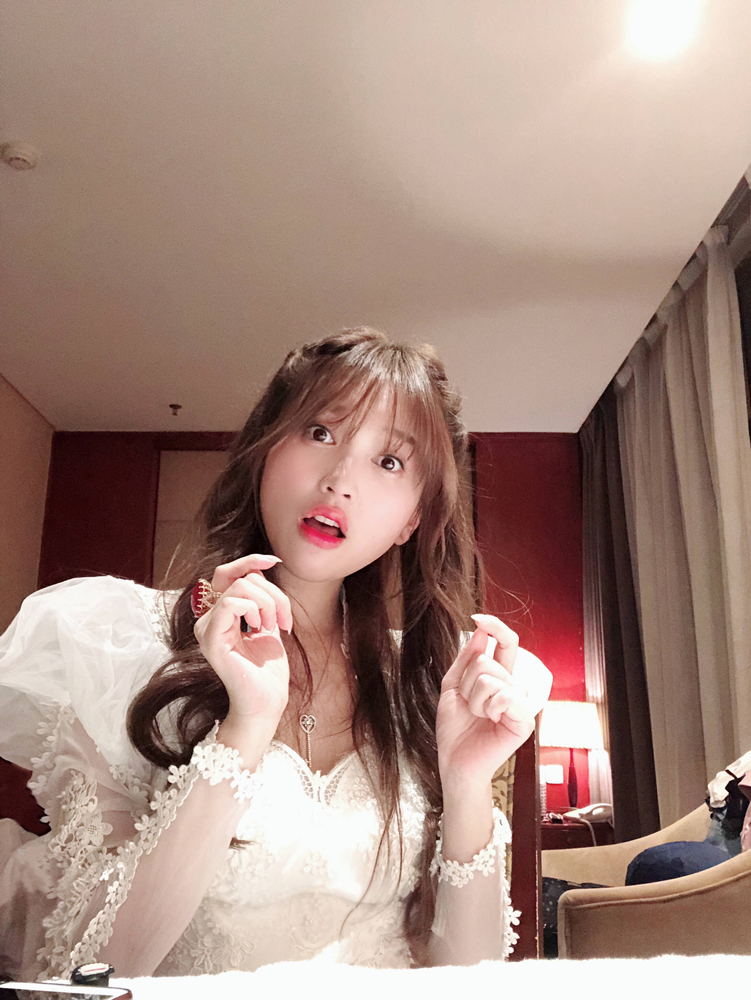 金莎自黑能力c位出道 搞怪表情包放飞自我