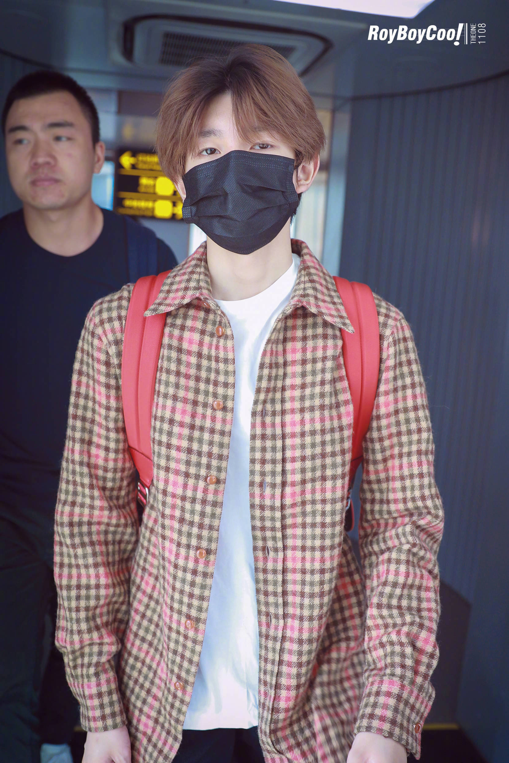 红格子衬衫内搭白t的顺毛源