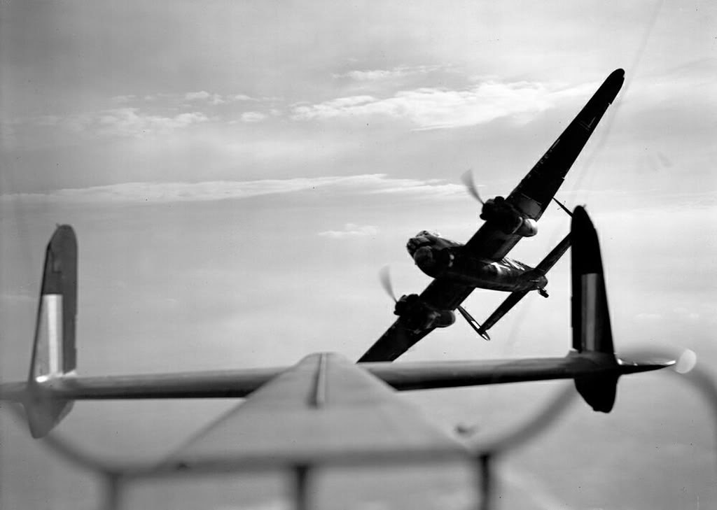 参加作战的英国曼彻斯特轰炸机少见的双发战略轰炸机