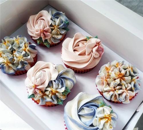 以后过生日送这种花朵小蛋糕,精致小巧,一人一个很好分