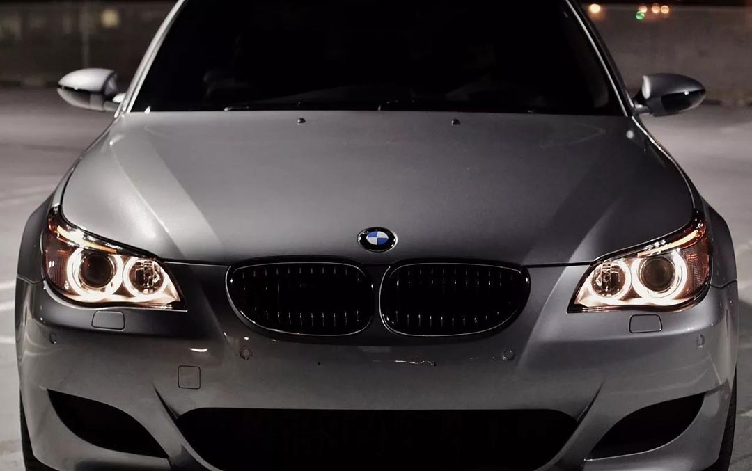 天使眼学名"光冠形大灯",最早在2000年的时候,e39  5系的中期改款上