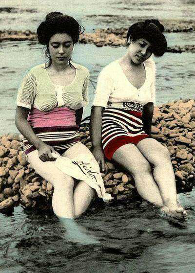 80年代女性泳装照,图二看着性感,最后一张朴槿惠看着青涩
