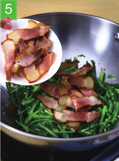 茼蒿炒腊肉,口感脆嫩的茼蒿加上奇香无比的腊肉,毫无抵抗力啊!