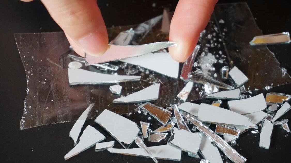 玻璃打碎难清理?教你一招,用它按一按,1分钟玻璃彻底清理干净