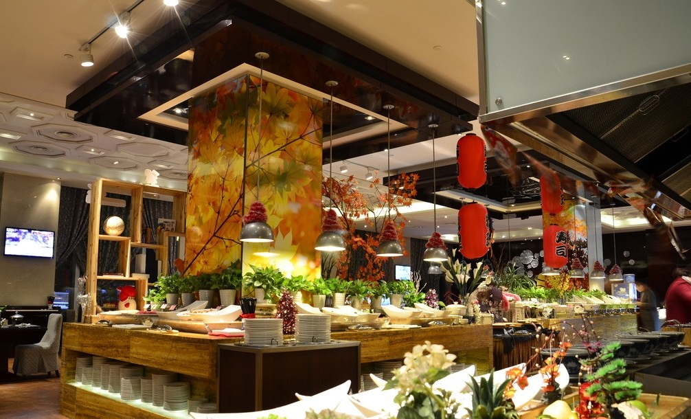 日本自助餐厅摆大量的西瓜吸引中国游客