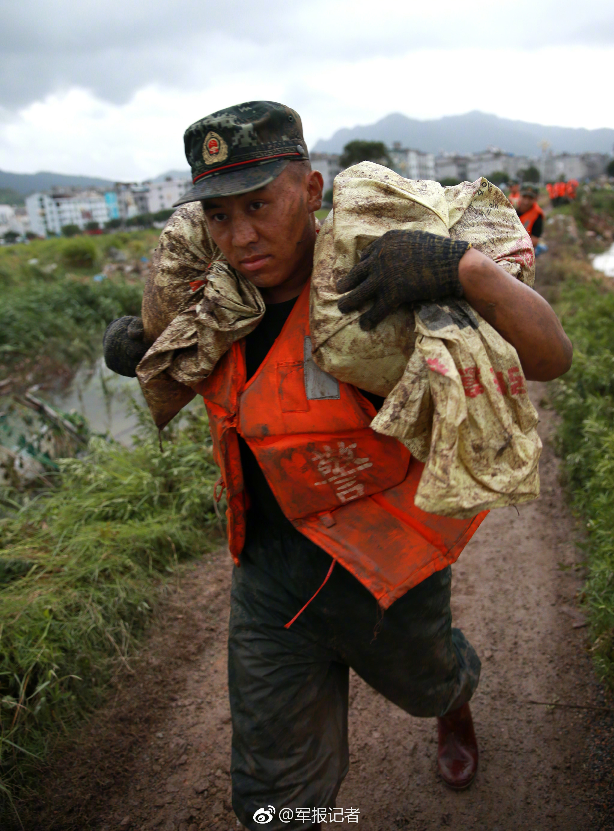 牙城海水倒灌 福建武警官兵全力抢险救灾_新浪看点