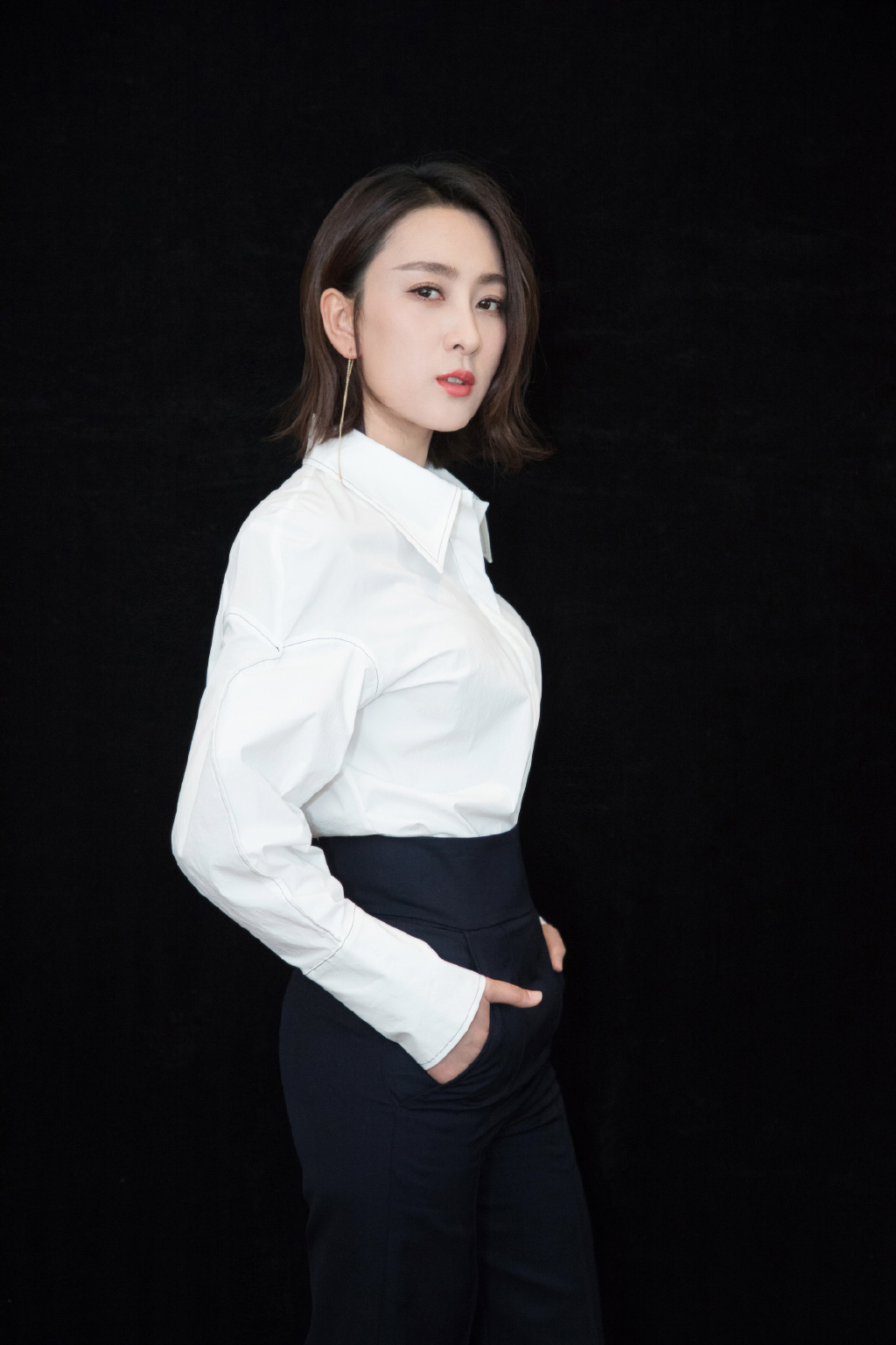 马苏真保守,白衬衫黑裤子包裹严实,美回18岁的样子超清纯