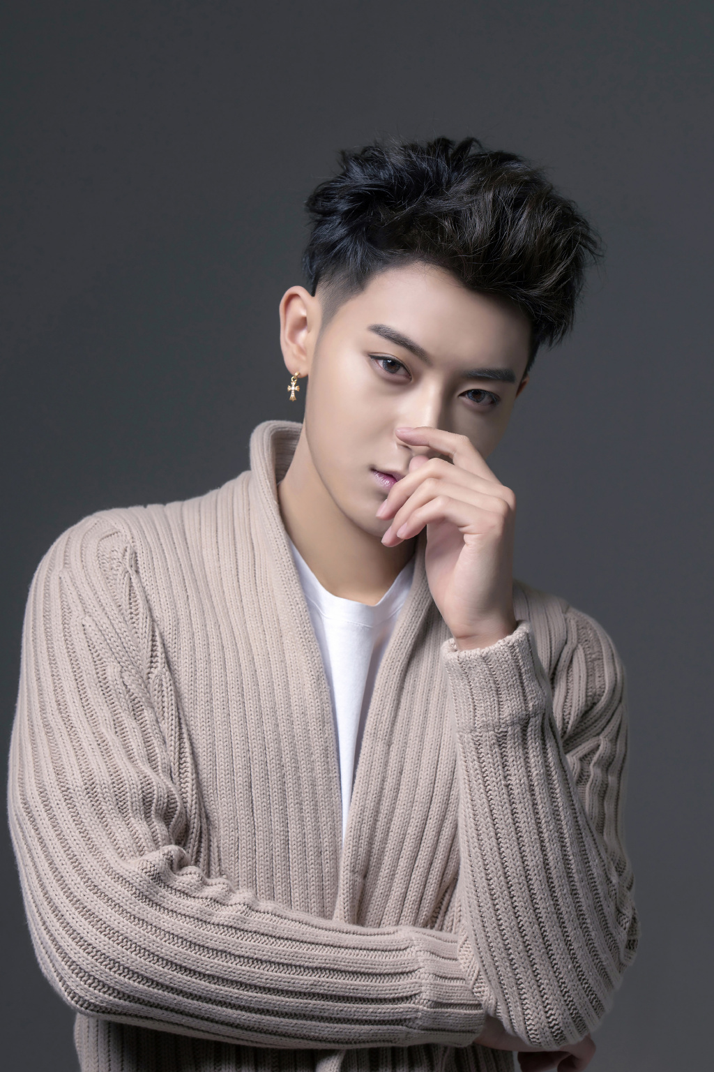 黄子韬惊现颜值巅峰,断眉妆的他变身时尚达人超惊艳