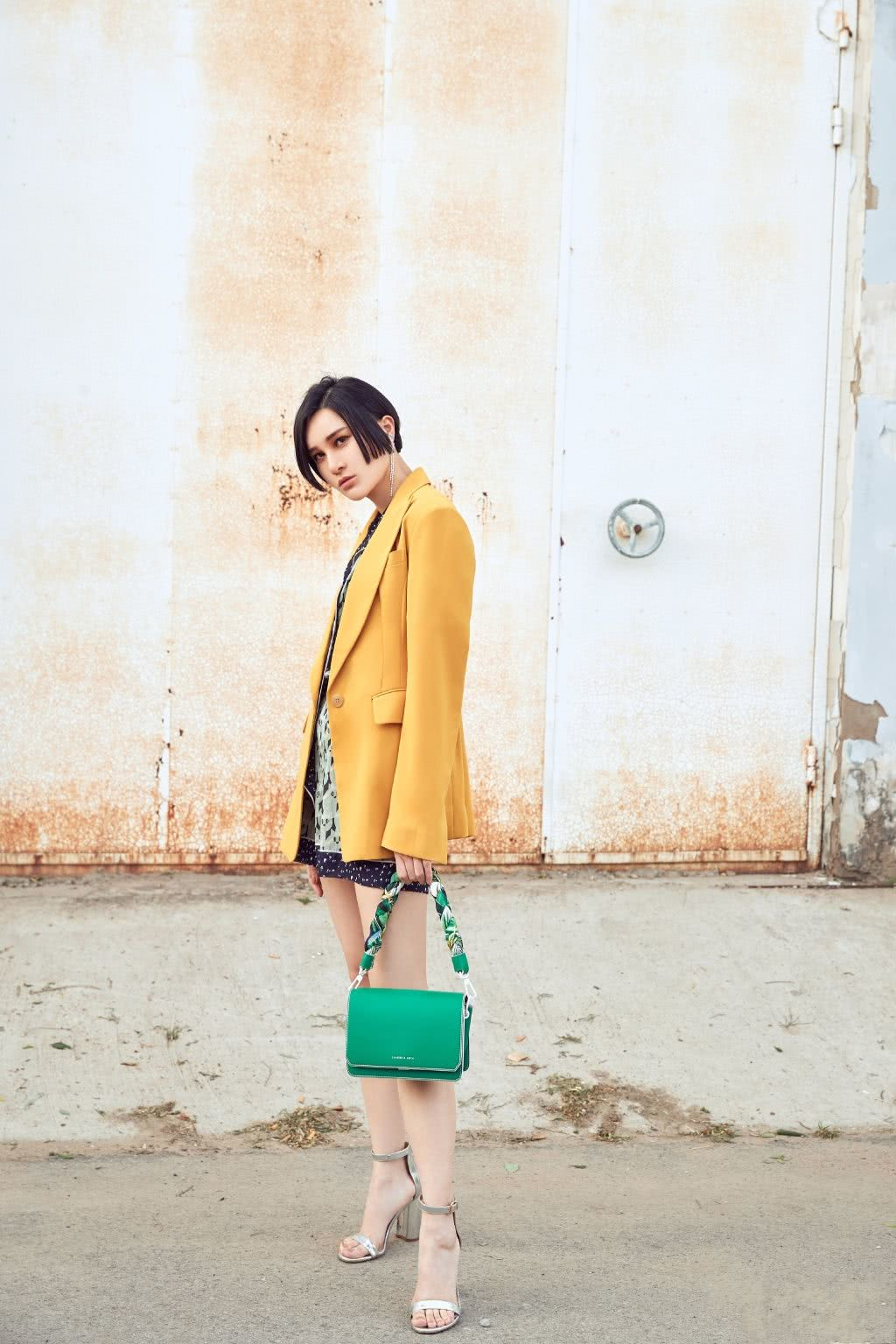 尚雯婕开窍穿连衣短裙出街暴露惊艳长腿