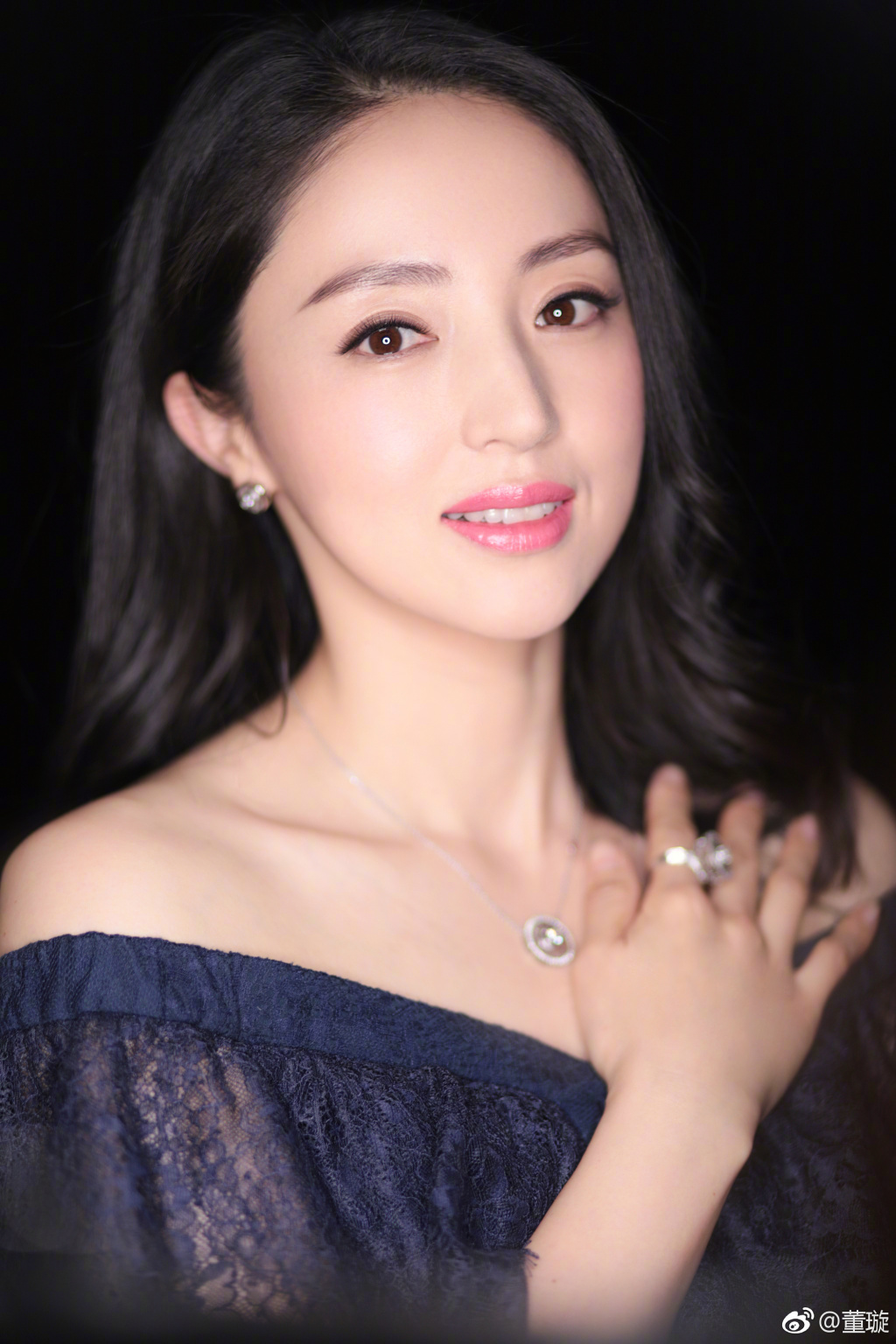 35岁董璇身着蓝色抹胸裙亮相优雅气质宛如仙女网友太美了