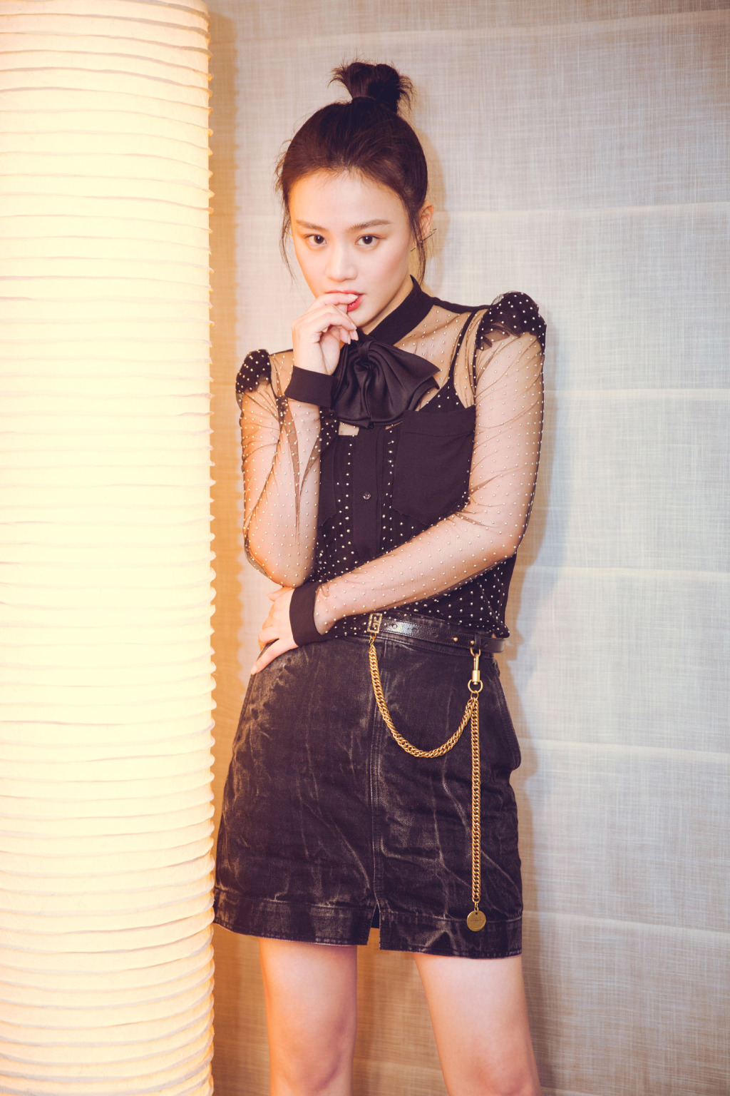 马思纯身穿露肩深v领西服裙秀好身材