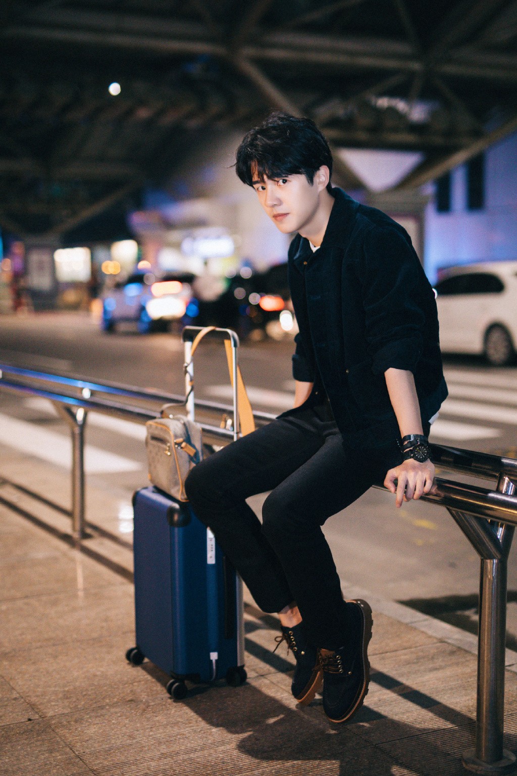 刘昊然换了身衣服,从清纯少年变街头潮男,网友:喉结凸出,男人