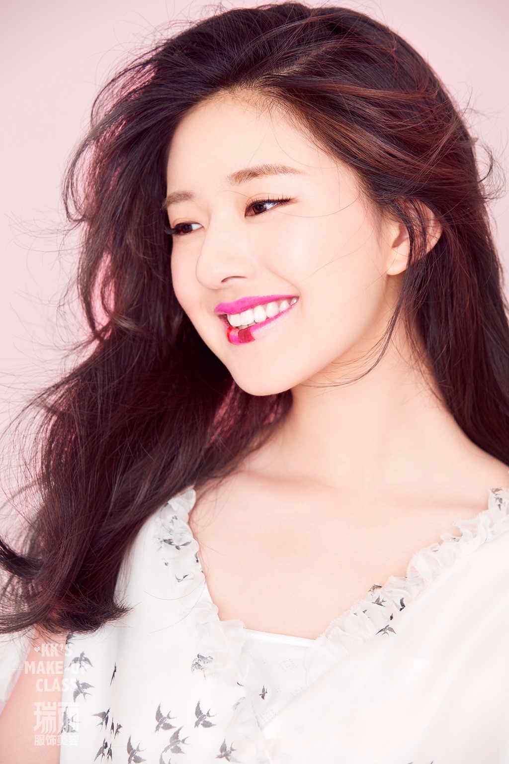 赵露思美妆大片曝光 粉色短发化身鬼马少女