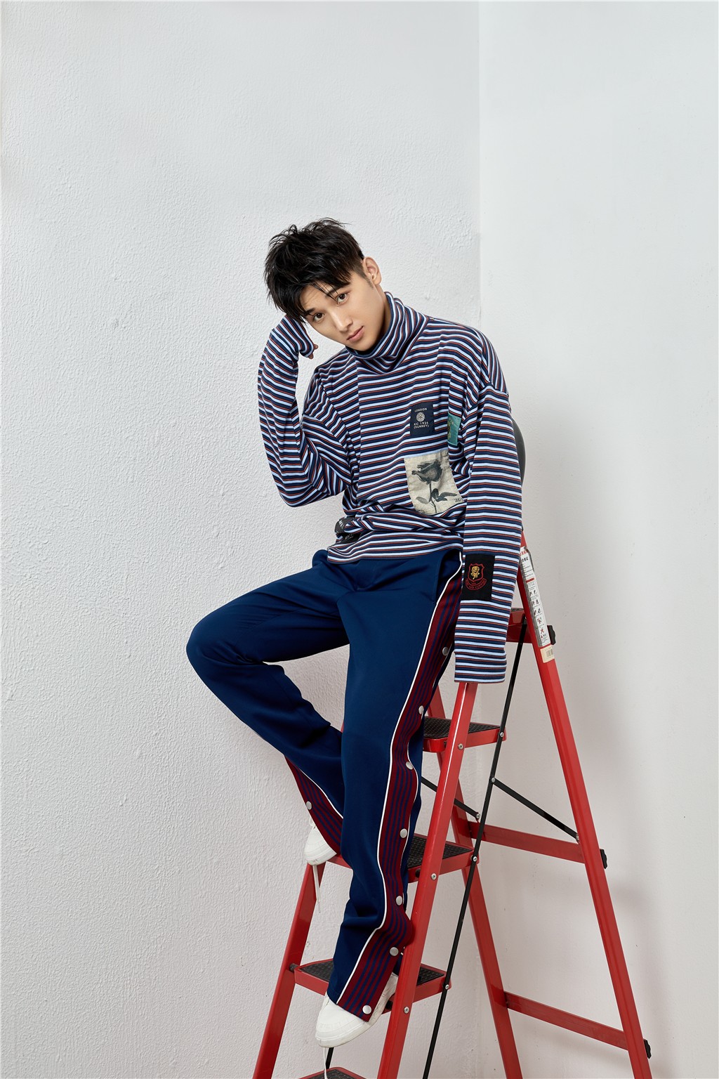 王文杰时尚大片 率性与从容魅力彰显腔调