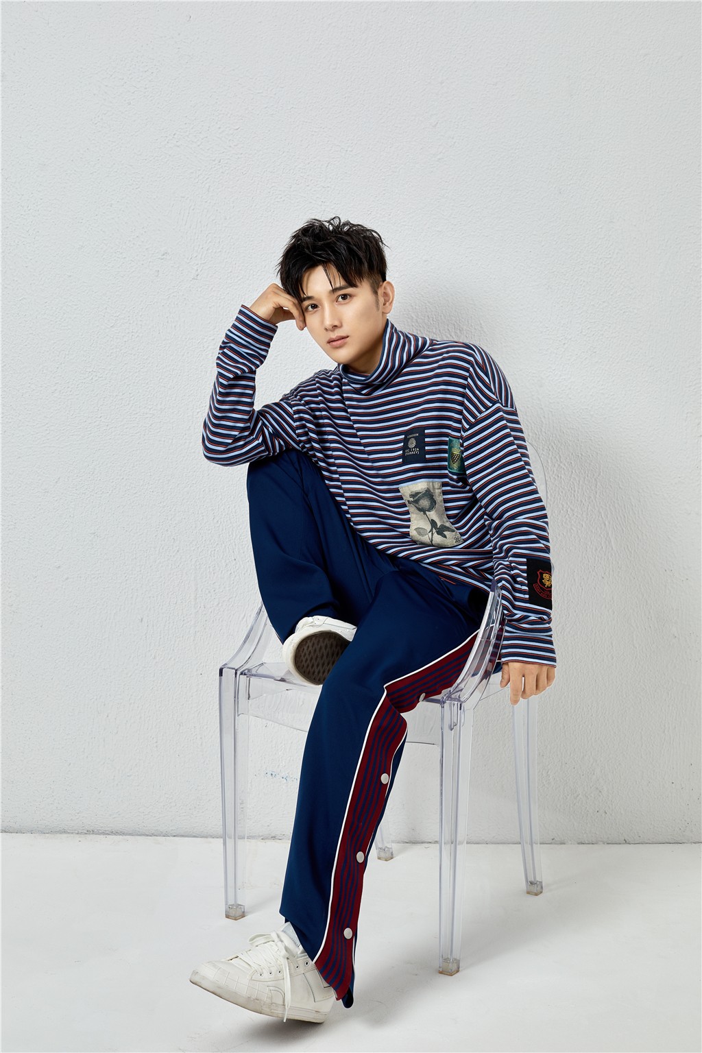 王文杰时尚大片 率性与从容魅力彰显腔调__财经头条