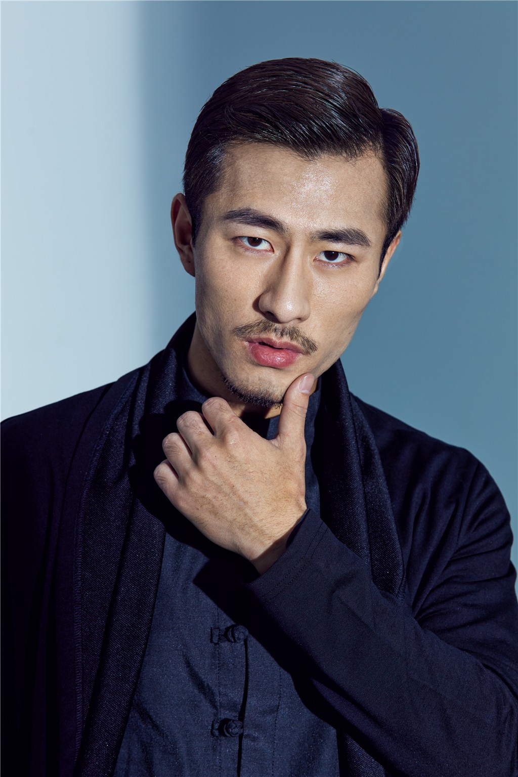 吴鑫尊酷黑型男大片 传统与潮流撞搭气势十足