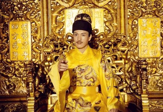 为什么只有秦始皇敢穿黑色的龙袍?后世的皇帝就没有敢穿的?