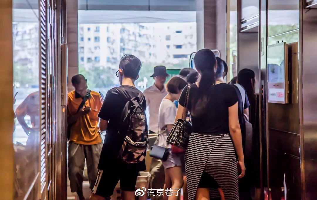 早高峰,没有人能战胜友谊广场的电梯