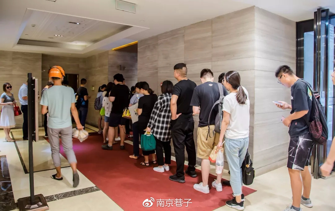 早高峰,没有人能战胜友谊广场的电梯