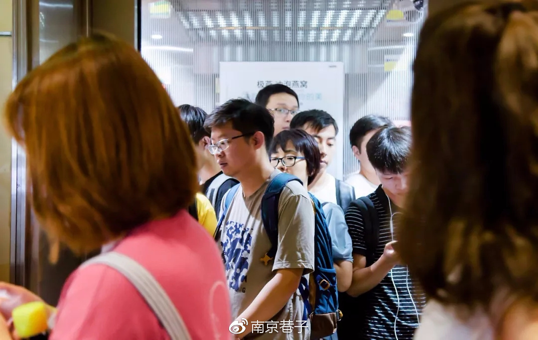 早高峰,没有人能战胜友谊广场的电梯