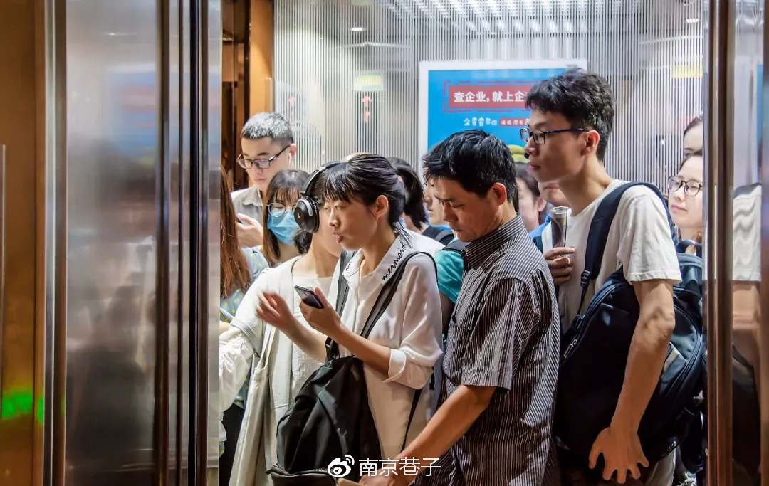 早高峰,没有人能战胜友谊广场的电梯