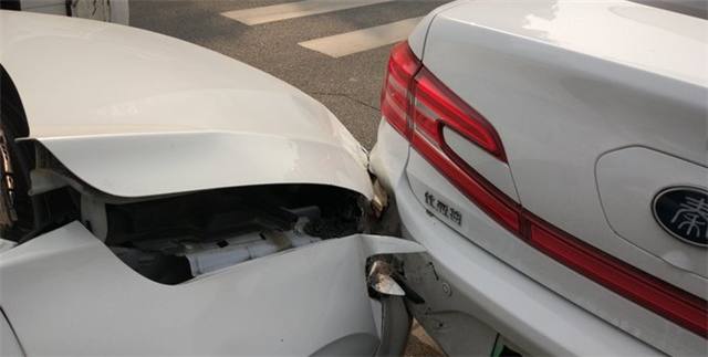 成都一辆20万比亚迪追尾车主下车一看直呼不愧是公路坦克