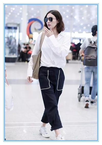 白衣搭黑裤时髦到飞起,但看到她的鞋我呆了!