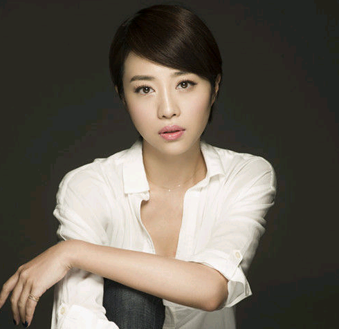 37岁张龄心近照,低调嫁大12岁北电院长,孩子长得幸亏不像爹