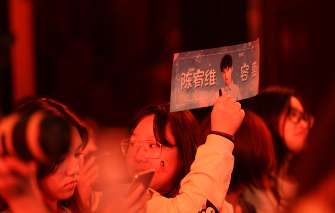 中他饰演的"不知情为何物却格外专情"的清冷白毛僵尸"容离"完美接档