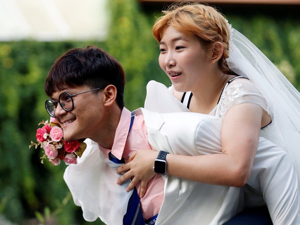 泰国新娘街头提裙为爱奔跑 第一名将获免费婚礼