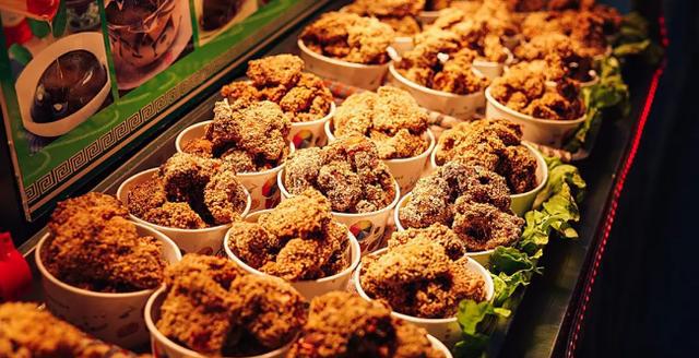 最为火爆的一条美食街,长度就100米都不到,却汇聚了各种街边小吃,成为