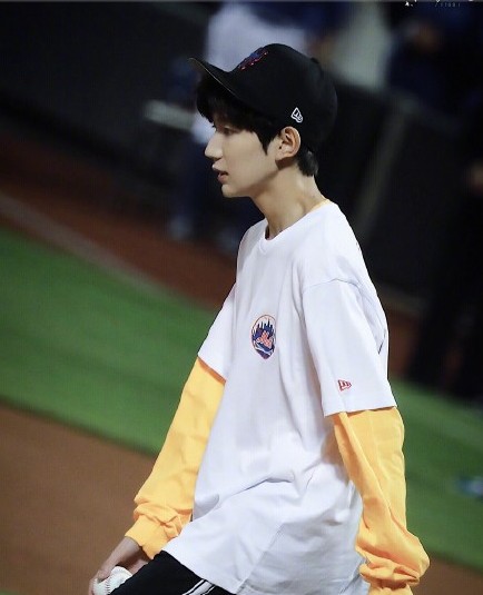 王源运动装阳光清爽 为美棒开球活力满满