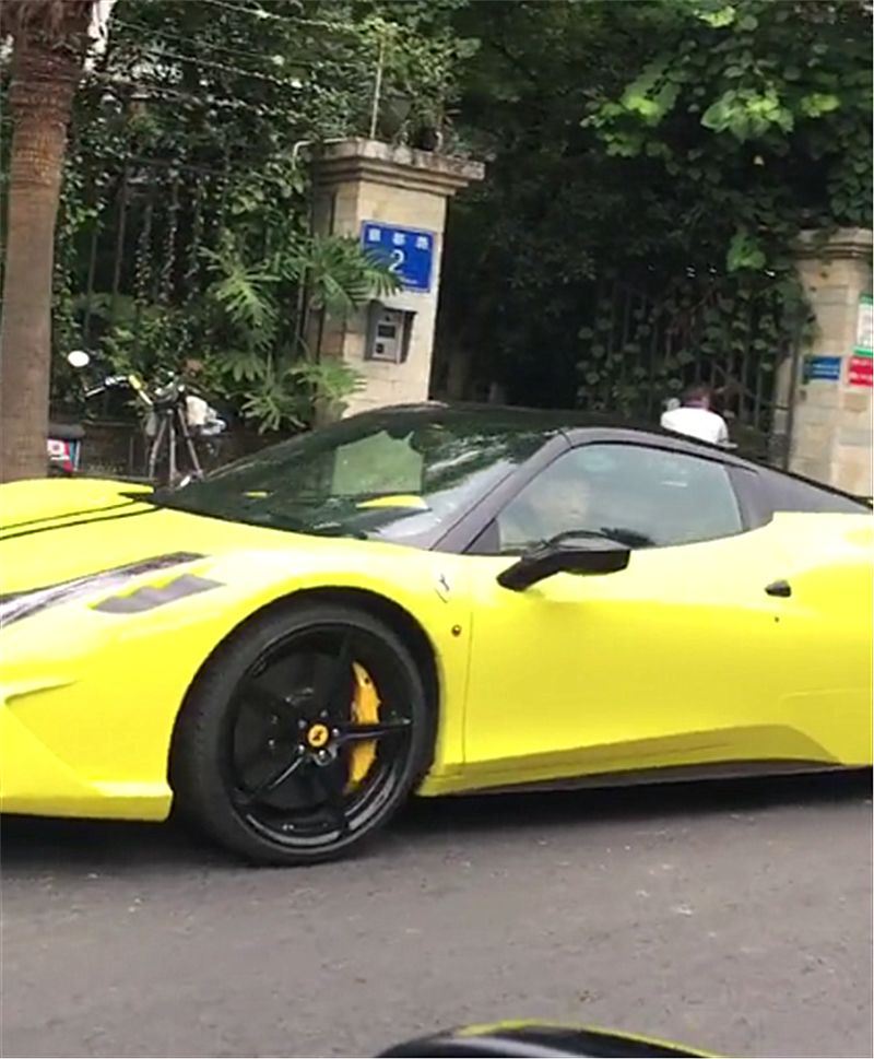 湖南偶遇418万黄色法拉利,车牌四连号,数字是国人最讨厌的!